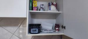 a cupboard with some food items on it at Ótima casa 3 quartos, piscina, bem localizada in Foz do Iguaçu +35 photos