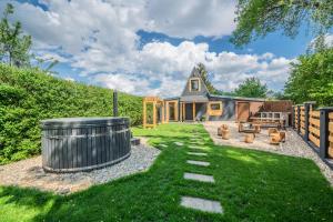 a backyard with a trash can and a house at Chata Björk in Babice