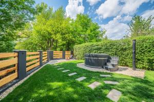 a garden with a fence with a trash can at Chata Björk in Babice