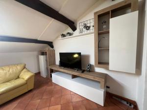 a living room with a couch and a television at Casa Sopra in Castel di Sangro +10 photos