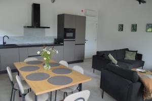 a kitchen and a dining room with a table and chairs at Vakantie Hermansheuvel in Bekkevoort