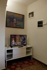 un soggiorno con TV su un tavolo di Appartamento La Casina a Pistoia