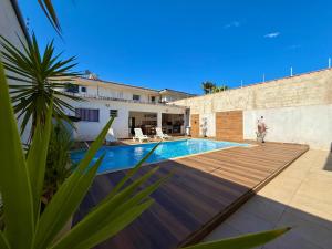 a swimming pool in the backyard of a house at Casa virgínia enseada in Guarujá