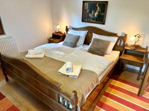 a bedroom with a large bed with two towels on it at Cabana Wittmann in Rusca