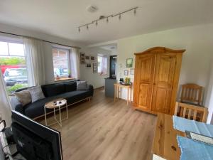 a living room with a couch and a table at Wohnung am Rande der Nordheide in Welle