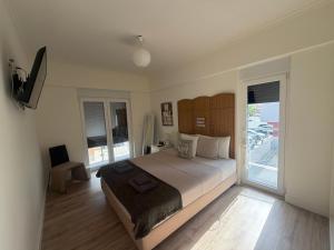 a bedroom with a large bed and a balcony at Feel Like Your Home in Montijo