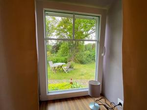 a window in a room with a view of a garden at Wohnung am Rande der Nordheide in Welle