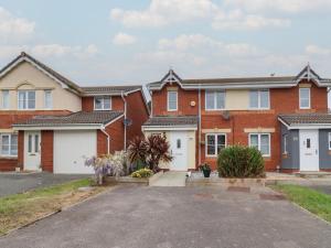 a row of brick houses with a driveway at 31 Llys Ogwen in Prestatyn