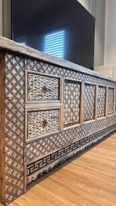 a wooden table with a black and white pattern at AMAO-Ivory - Business Apartment - 6 Guests - Parking in Offenburg