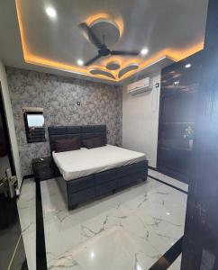 a bedroom with a bed and a ceiling at Hotel Shree Ji in Tālbahat +11 photos