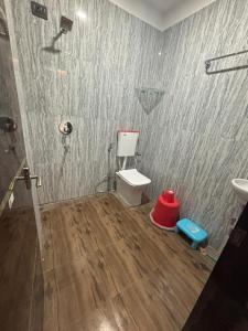 a bathroom with a toilet and a sink at Hotel Shree Ji in Tālbahat