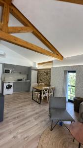 a living room with a table and a kitchen at Casona de Queveda in Queveda