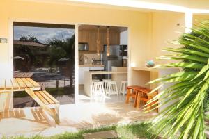 una cucina e un soggiorno con tavolo e sedie di Solar Água Pipa - Summer Hospedagem a Pipa