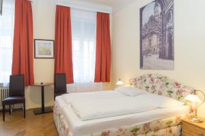 بنسيون ليهررهاوس في فيينا: غرفة نوم بسرير ونافذة ذات ستائر حمراء