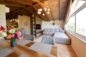 a living room with a couch and a table with flowers at Villa Madera in Shirokë