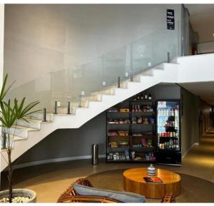 a staircase in a building with a coffee table and a stair case at Flat Encantador in Três Rios