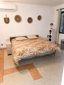 a bedroom with a bed in a room at Les Mûriers in La Ciotat