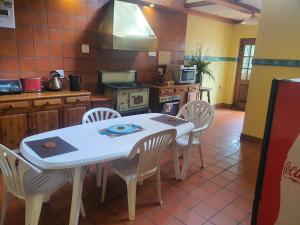 a kitchen with a white table and chairs at Valleycenter guestlodge in Johannesburg