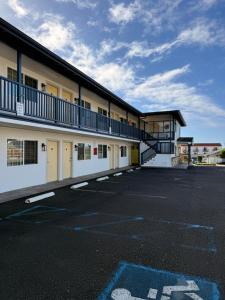 an empty parking lot in front of a building at Morro Crest Inn in Morro Bay