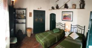 1 Schlafzimmer mit 2 Betten in einem Zimmer in der Unterkunft Cortijo Viña del Duco in Azuaga