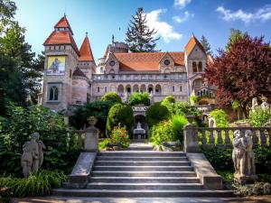 an old castle with stairs in front of it at Akvamarin Downtown Apartman in Székesfehérvár