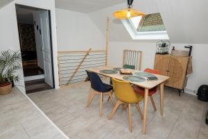 a dining room with a table and chairs at Chez Cathy et Sébastien in Illies