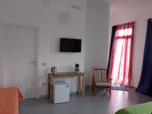 a room with a table and a television on the wall at SU MARINERI in Càbras