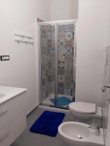 a bathroom with a shower with a toilet and a sink at SU MARINERI in Càbras