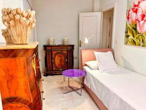a small room with a bed and a table at Apartment with private parking included - Granada in La Zubia