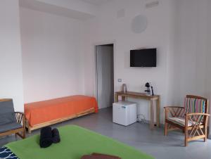 a room with a bed and a table and a tv at SU MARINERI in Càbras