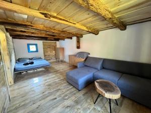ein Wohnzimmer mit Sofa und Bett in der Unterkunft Camping OR in Bucureşci