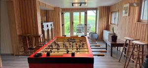 a room with a large chess board on a table at Le Caroline du Nord in Tenneville