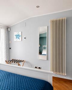 ein Schlafzimmer mit einem großen Heizkörper und einem Spiegel in der Unterkunft Formia Bellevue in Formia + 35 Fotos