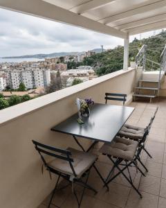 Ein Tisch und Stühle auf einem Balkon mit Aussicht in der Unterkunft Formia Bellevue in Formia