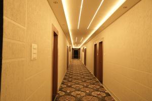 a corridor with a corridoch with a corridochasteryasteryasteryasteryasteryastery at Hotel Chanda in Jhānsi