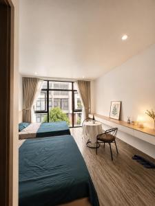a bedroom with a large bed and a table at U-ViVu Homestay Ocean Park 3 Hưng Yên in Ðình Loan