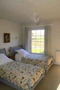 艾爾舍姆的住宿－Sankence lodge，一间卧室设有两张床和窗户。