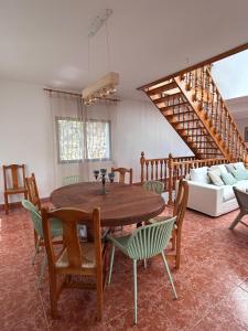 a living room with a wooden table and chairs at Casa Agner in Adsubia