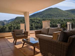 a porch with chairs and a couch and a table at Casa Agner in Adsubia