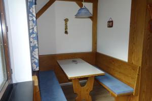 einen kleinen Tisch und eine Bank in einem Zimmer in der Unterkunft Haus Bergfried in Trins