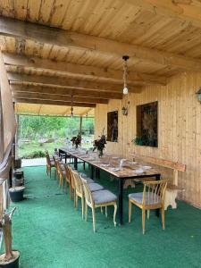 a long wooden table and chairs in a pavilion at Uplistsikhis saamo in Kʼvakhvreli