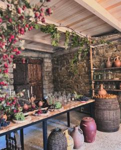 a table with vases and vases on it in a room at Uplistsikhis saamo in Kʼvakhvreli
