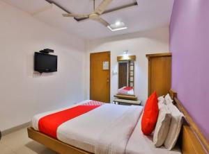 a bedroom with a large bed and a tv at Fab Krishna hotal in Panchkula +15 photos
