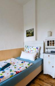 a small bedroom with a bed with a kitchen at Pirol in Niederfinow