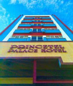 Princetel Palace Hotel في لوندرينا: مبنى عليه لافته