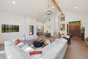 a living room with a white couch and a fireplace at Serenity on 13 Suncadia-luxury 4bd ensuite spa retreat with Sauna, Steam Shower, Jacuzzi, Hot tub, Fire Pit & on-site EV chg in Cle Elum