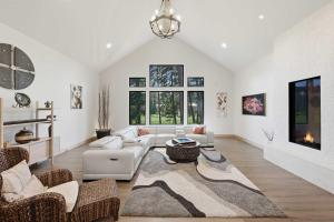 a living room with white furniture and a fireplace at Serenity on 13 Suncadia-luxury 4bd ensuite spa retreat with Sauna, Steam Shower, Jacuzzi, Hot tub, Fire Pit & on-site EV chg in Cle Elum