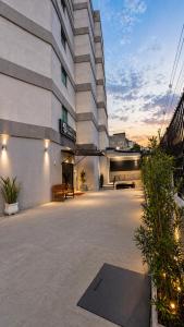 a lobby of a building with a sunset at Smart Hotel GRU in Guarulhos
