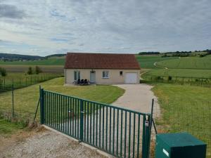 a small house in the middle of a field at La petite maison 7 pers proche nigloland au calme in Buchey