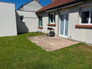 a picnic table in a yard next to a house at Maison 2 chambres avec jardin et parking privatif in Saran